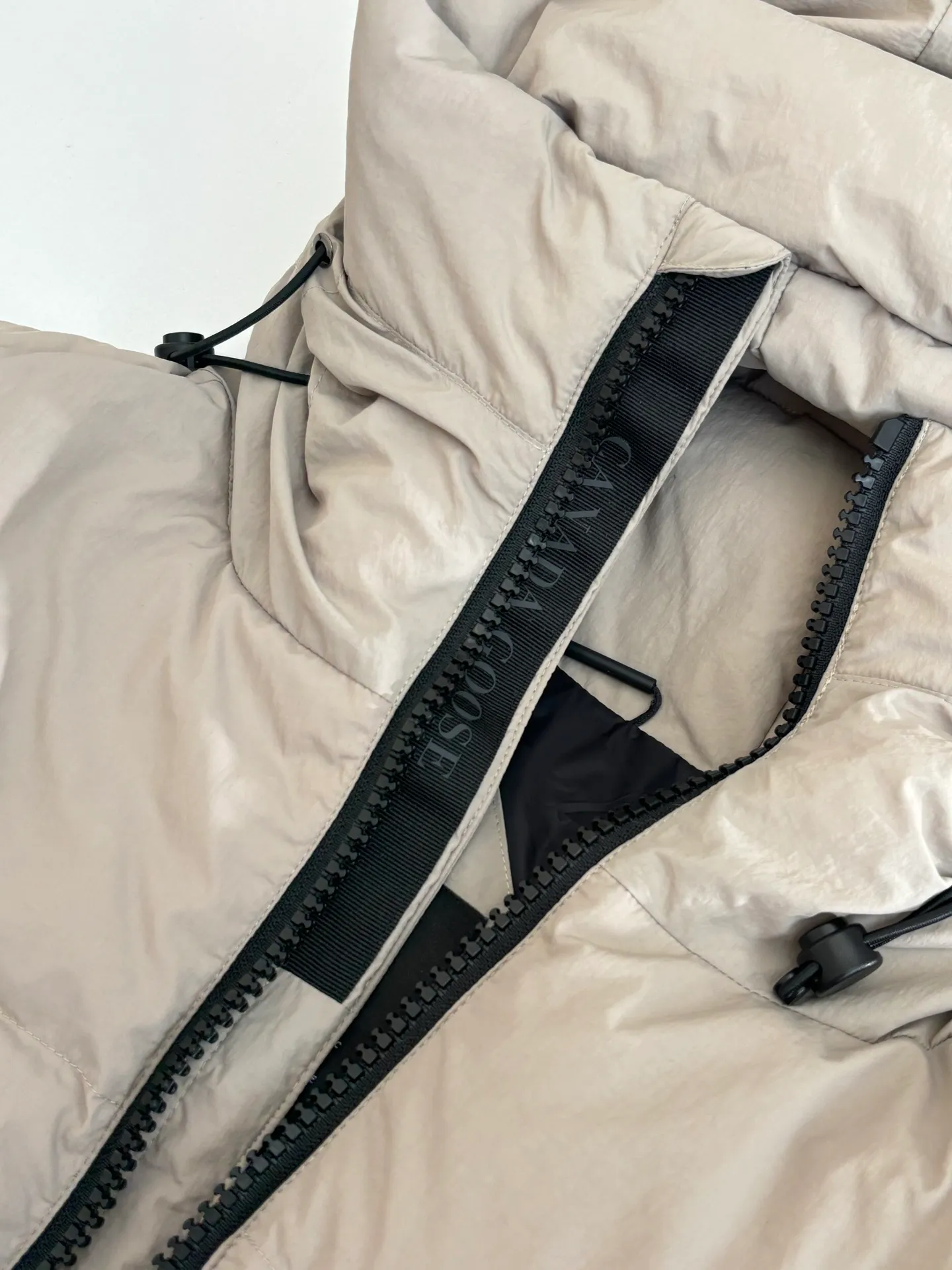 P1010 Canada Goos*/Big Goose Rubber Label Matte Down Jacket The fabric is made of high-quality protective nylon fabric, 90 national standard high-quality white duck down: selected high-fill power velvet, light and warm, with excellent temperature locking performance and good resilience. Three-dimensional quilting technology and precision thread reinforcement prevent lint from being drilled and ensure that the fluffy and resilient elasticity lasts like new.  Size：S/M/L/XL